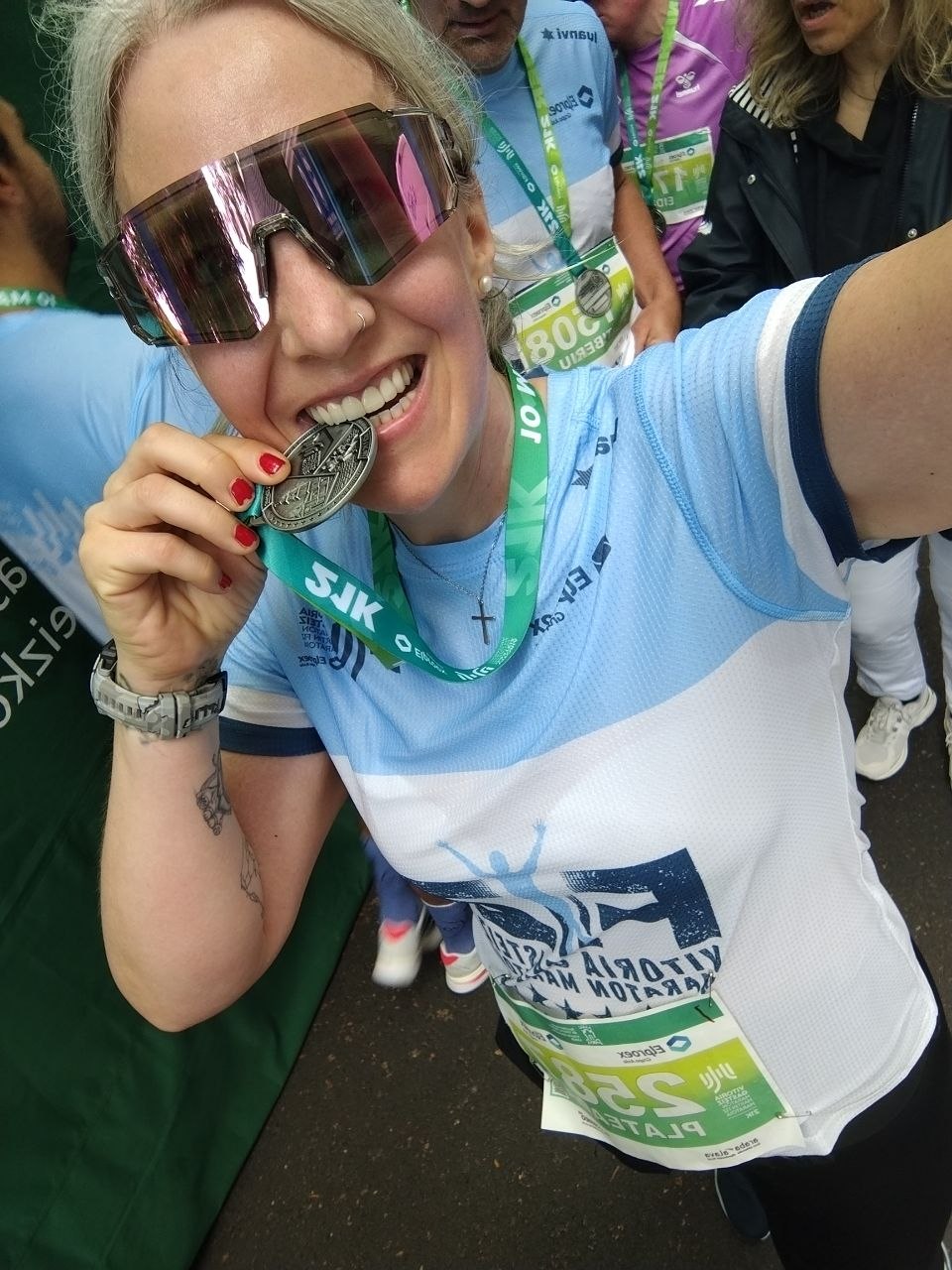 Imagen de Elsa Prado mordiendo la medalla de media maratón de Vitoria 2026