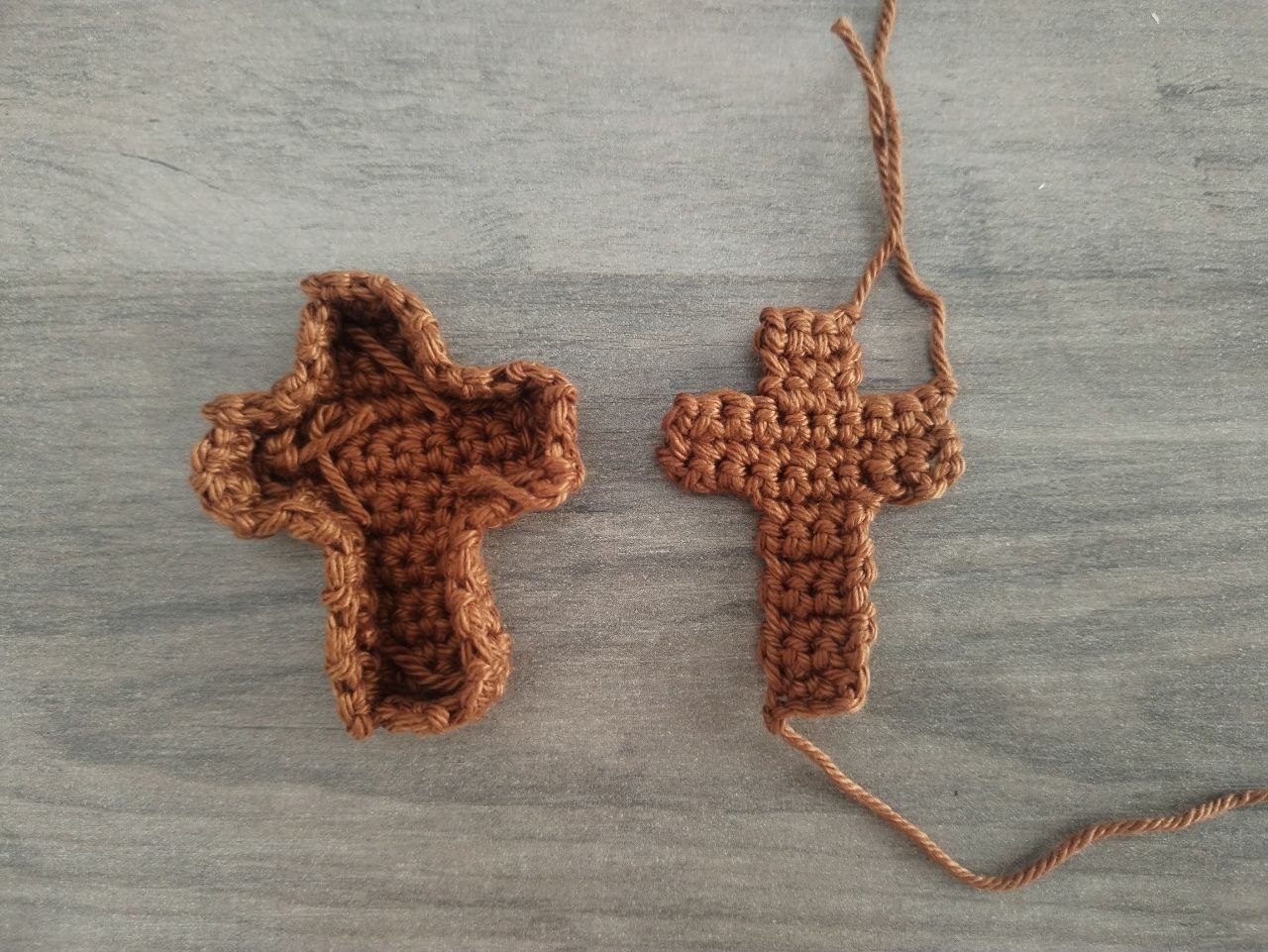 Detalle de una pieza de la cruz con la tira cosida junto, a la segunda pieza de la cruz.
