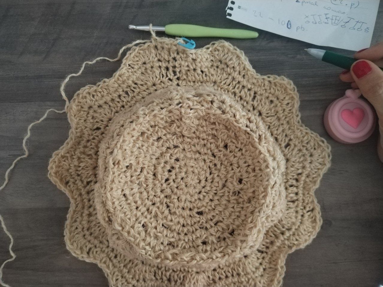 Proceso del tejido del gorro a crochet "Me niego" , con la copa terminada y el ala en desarrollo.