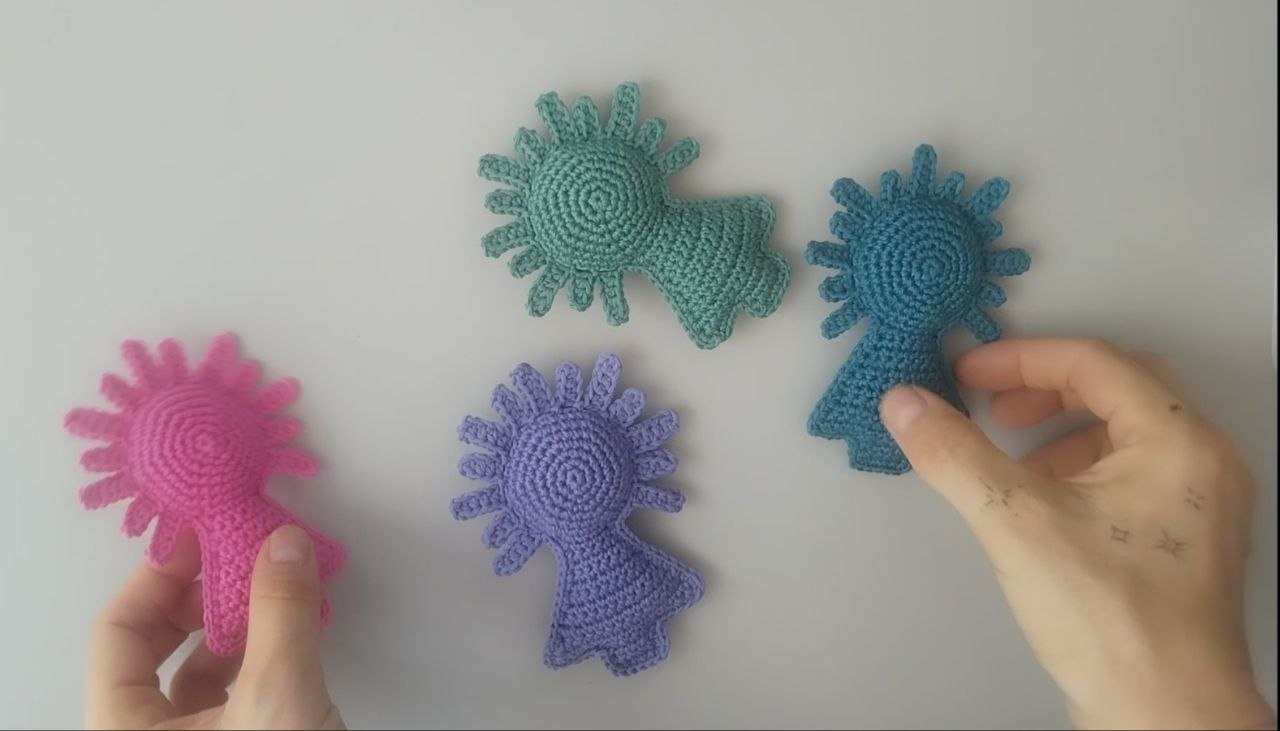 Pilaricas tejidas a crochet en cuatro colores como muestra del patrón gratuito de Ganchilleart.